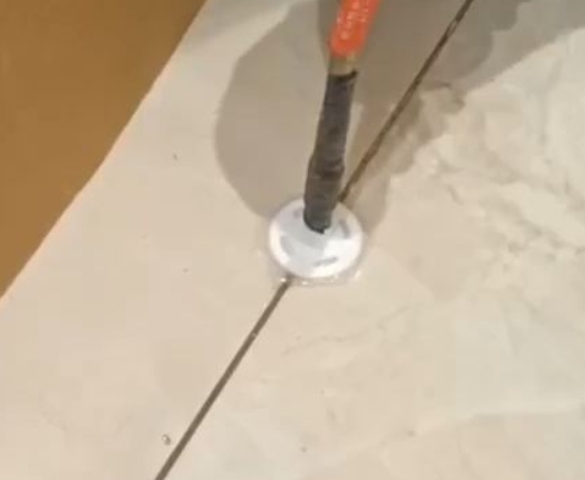 榆树瓷砖空鼓维修公司专业解答瓷砖在铺贴过程中，如果没有涂抹均匀到位的粘结材料（如水泥砂浆或瓷砖胶），可能会导致以下问题